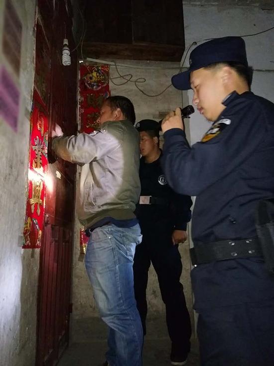 黔西南粗心妈妈误将幼女锁家中 